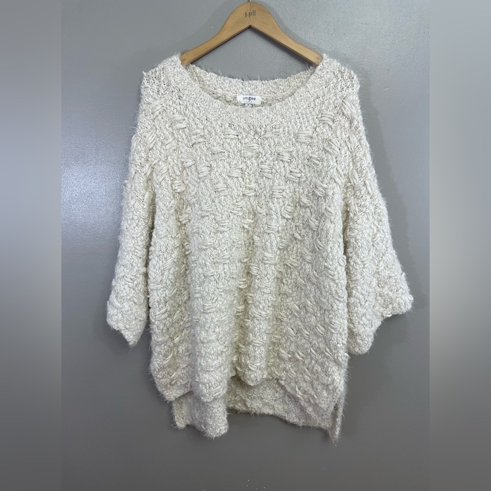 Umgee women’s size Medium Fuzzy‎ Sweater cream